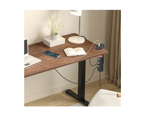 Grenuttag för skrivbord med USB portar på ett träbord i ett ljust och organiserat arbetsrum med laptop och lampa.