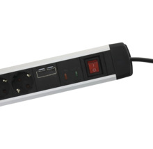 Grenuttag med två USB-laddningsportar, belyst strömbrytare och funktionsindikatorer.
