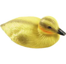 Gul ankunge figurin av plast för trädgårdsdekoration.