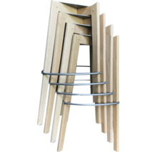 Stapelbara barstolar i ljust trä med runda fotstöd i metall.