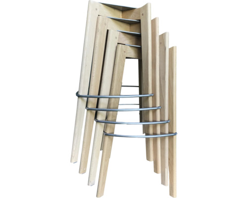 Stapelbara barstolar i ljust trä med runda fotstöd i metall.