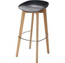 Barstol med svart plastsits, fyra träben och cirkulärt fotstöd av metall.
