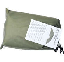 Multifunktionell presenning av ripstop-polyester i olivgrönt, förpackad i en påse med dragsko, mått 140 gånger 200 centimeter.