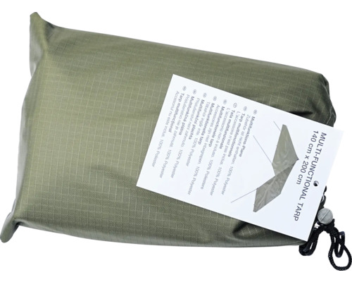 Multifunktionell presenning av ripstop-polyester i olivgrönt, förpackad i en påse med dragsko, mått 140 gånger 200 centimeter.