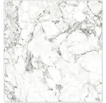 Vit yta med marmorlook och grå ådring.