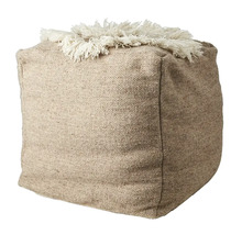 Kubformad sittpuff med vävd struktur och dekorativa fransar på ovansidan.