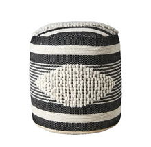 Svartvit randig sittpuff i vävt tyg med noppstruktur och rutmönster.