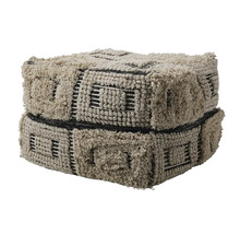 Kvadratisk sittpuff med geometriska mönster och tuftad struktur i beige och svart.