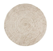 Rund flätad matta av naturfibrer i beige.