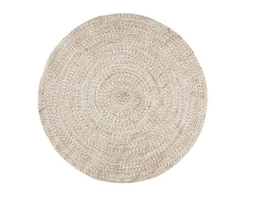 Rund flätad matta av naturfibrer i beige.