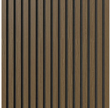 Akustikpanel med vertikala träribbor i eklook på mörk bakgrund.