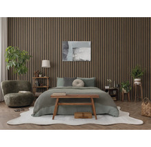 Modernt sovrum med akustikpaneler i trä på väggen, dubbelsäng med textilier och inomhusväxter på parkettgolv.