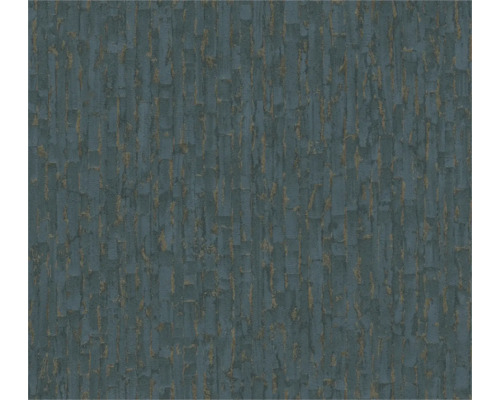 Strukturerad non-woven tapet med vertikalt mönster och metalliska accenter.