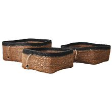 Set med tre rektangulära flätade korgar av naturfiber med svart kant och dekorativa pärlor.