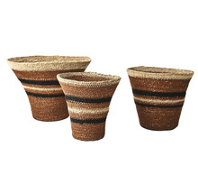 Tredelat set med flätade korgar av naturfiber med randigt mönster i brunt och svart i olika storlekar.