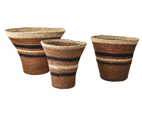 Tredelat set med flätade korgar av naturfiber med randigt mönster i brunt och svart i olika storlekar.