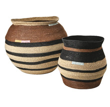 Set med två flätade korgar med horisontella ränder i brunt, beige och svart.