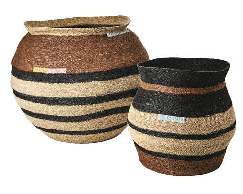 Set med två flätade korgar med horisontella ränder i brunt, beige och svart.