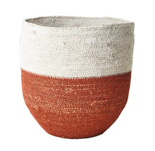 Flätad korg i textil, tvåfärgad vit och terracotta.