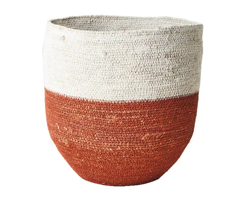 Flätad korg i textil, tvåfärgad vit och terracotta.