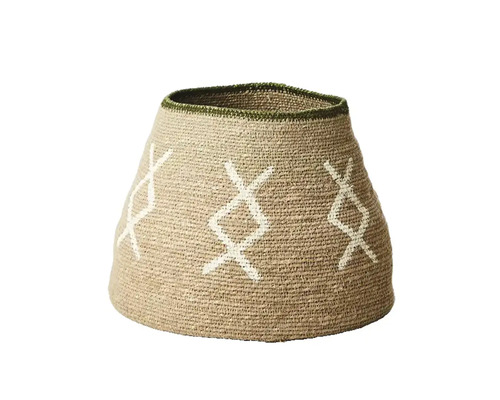 Flätat krukskydd av naturfiber med vitt geometriskt mönster och grön kant.