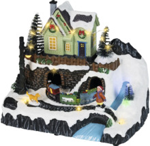 Animerad julby med snötäckt berg, belyst hus, rörligt tåg, figurer och LED-belysning.
