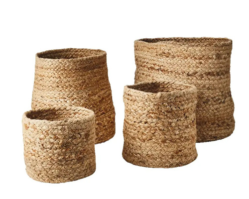 Set med fyra flätade förvaringskorgar av jute i olika storlekar.