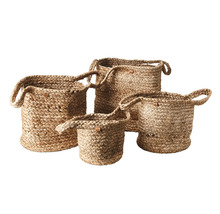 Set med fyra flätade förvaringskorgar i jute i olika storlekar med handtag.