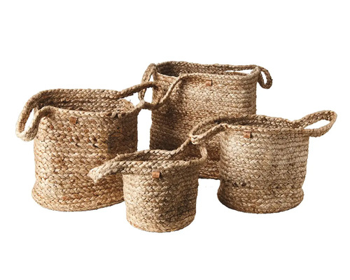 Set med fyra flätade förvaringskorgar i jute i olika storlekar med handtag.