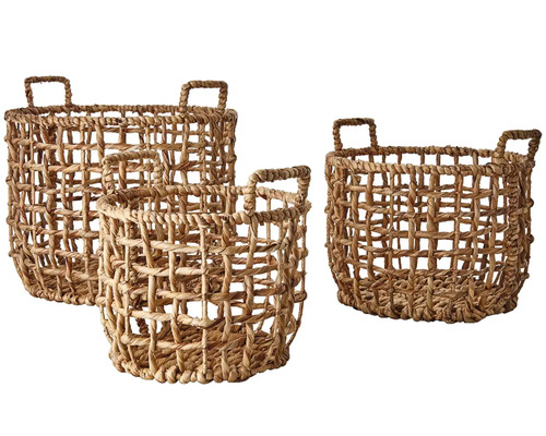 Tredelat set med flätade korgar av naturmaterial med handtag i olika storlekar.