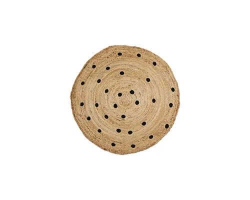Rund jutesmatta med svarta prickar.