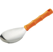 Planteringsspade i rostfritt stål med tandade kanter och orange plasthandtag.