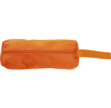 Orange tygfodral med dragkedja och bärögla.