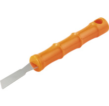 Skrapa med orange plasthandtag och metallblad.
