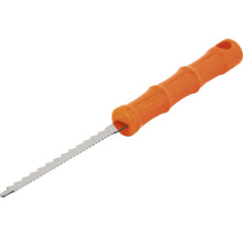 Sticksåg med orange plasthandtag och tandat metallblad för träarbete och gipsplattor.