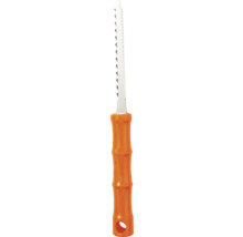 Sticksåg med tandat metallblad och ergonomiskt orange plasthandtag.