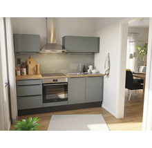 Modernt kök med grå skåp, bänkskiva i träimitation, inbyggd ugn, spishäll, köksfläkt i rostfritt stål och grått kakel.