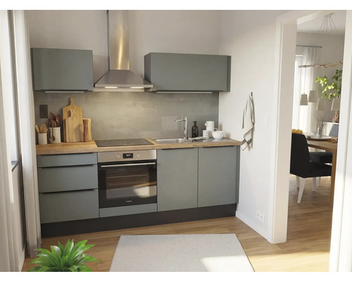 Modernt kök med grå skåp, bänkskiva i träimitation, inbyggd ugn, spishäll, köksfläkt i rostfritt stål och grått kakel.