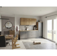 Modernt inbyggnadskök i grått och ekutförande med matplats, ljust klinkergolv och stort fönster.