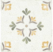 Kvadratisk keramikplatta i vintagestil med blommönster och krackelerad yta.