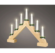 Adventsljusstake i trä med sju vita ljus och små dekorativa kransar.