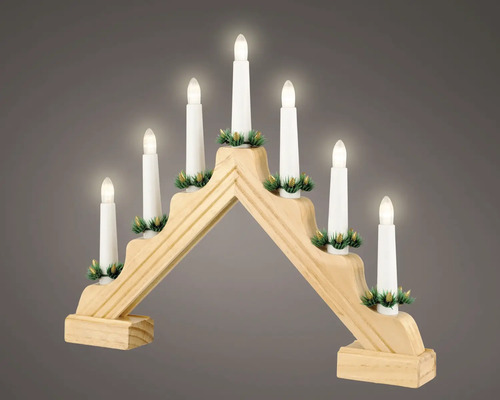 Adventsljusstake i trä med sju vita ljus och små dekorativa kransar.