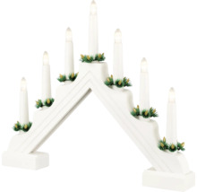 Vit adventsljusstake i trä med sju LED-lampor och konstgjort granris för juldekoration.