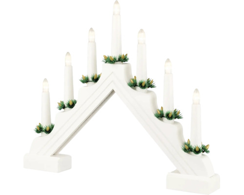 Vit adventsljusstake i trä med sju LED-lampor och konstgjort granris för juldekoration.