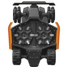 Undersida av en robotgräsklippare med två klippdiskar, knivar och mönstrade drivhjul.