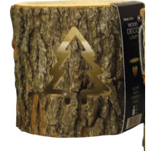 Dekorativ trälampa gjord av en trädstam med bark och ett utskuret granmotiv.