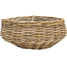 Rund planteringskorg av flätad pil med innerfoder av plast.