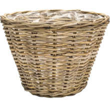 Rund brun planteringskorg av flätad pil med plastfolie invändigt.