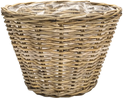 Rund brun planteringskorg av flätad pil med plastfolie invändigt.