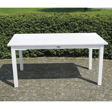 Vitt rektangulärt trädgårdsbord med ribbad bordsskiva utomhus.